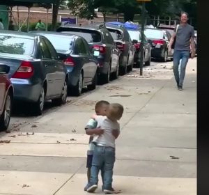 El tierno abrazo entre dos niños que se ha vuelto viral El tierno abrazo entre dos niños que se ha vuelto viral