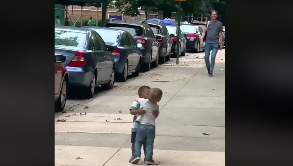 El tierno abrazo entre dos niños que se ha vuelto viral