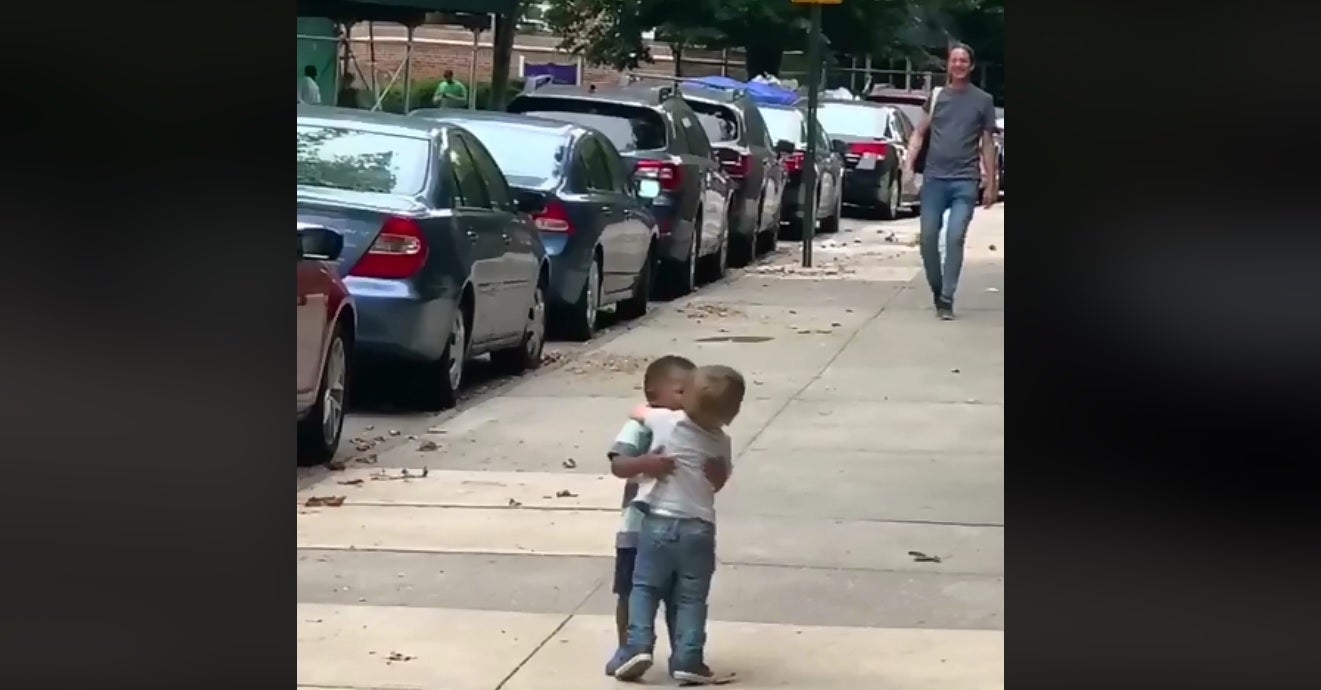 El tierno abrazo de dos niños que arrasa en las redes sociales El tierno abrazo de dos niños que arrasa en las redes sociales