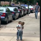 El tierno abrazo entre dos niños que se ha vuelto viral