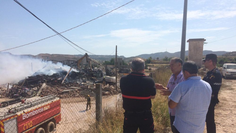 Bomberos en el incendio de la nave textil de Aspe.