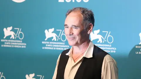 El actor Mark Rylance, en el photocall del Festival de Venecia 2019 El protagonista de 'Waiting for the barbarians' trabajará a las órdenes de Terrence Malick