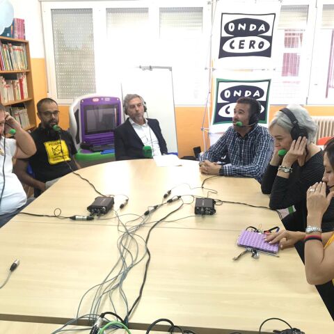 Tertulia de m&eacute;dicos con la enfermera del centro y tres profesores del colegio San Miguel en Madrid