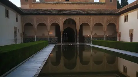 Patio de los Arrayanes de la Alhambra Imagen al atardecer de los Arrayanes