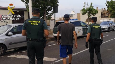 Agentes de la Guardia Civil con el arrestado en Santa Pola.
