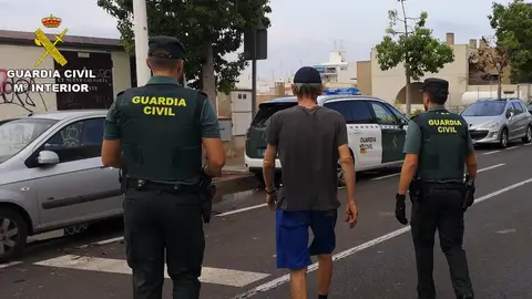 Agentes de la Guardia Civil con el arrestado en Santa Pola. Agentes de la Guardia Civil con el arrestado en Santa Pola.
