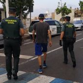 Agentes de la Guardia Civil con el arrestado en Santa Pola.