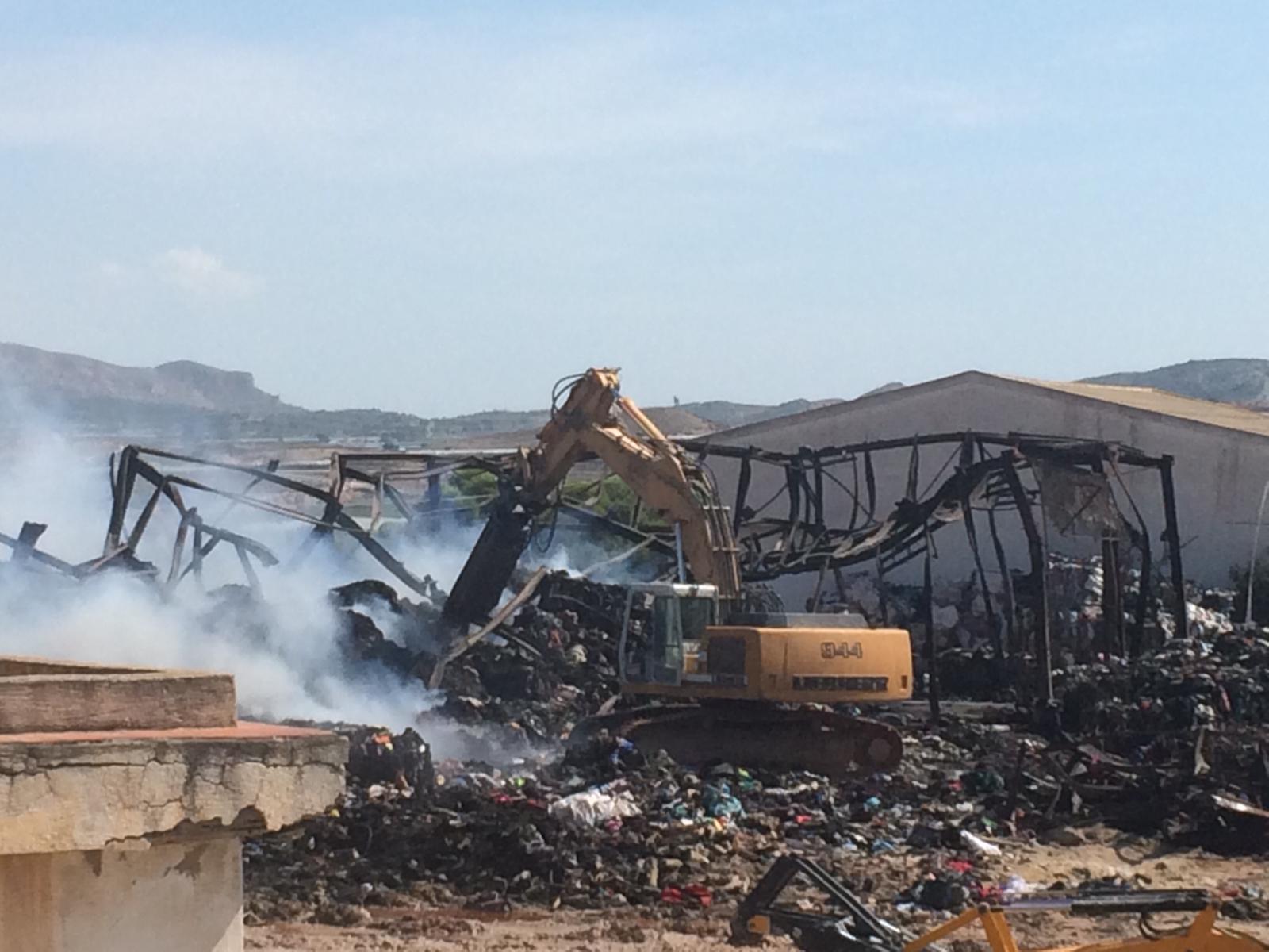 La investigación por el incendio de la nave textil de Aspe se extiende a otros almacenes de ropa del entorno La investigación por el incendio de la nave textil de Aspe se extiende a otros almacenes de ropa del entorno