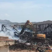 Un retroexcavadora en las labores de extinción del incendio en la nave de Aspe. Un retroexcavadora en las labores de extinción del incendio en la nave de Aspe.