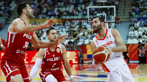 Rudy Fernández se prepara para lanzar a canasta en el partido de la Selección Rudy Fernández se prepara para lanzar a canasta en el partido de la Selección