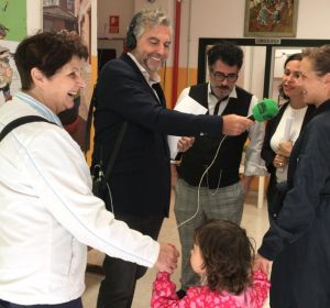 Carlos Alsina entrevista unos padres en el Colegio San Miguel de Madrid Carlos Alsina entrevista unos padres en el Colegio San Miguel de Madrid
