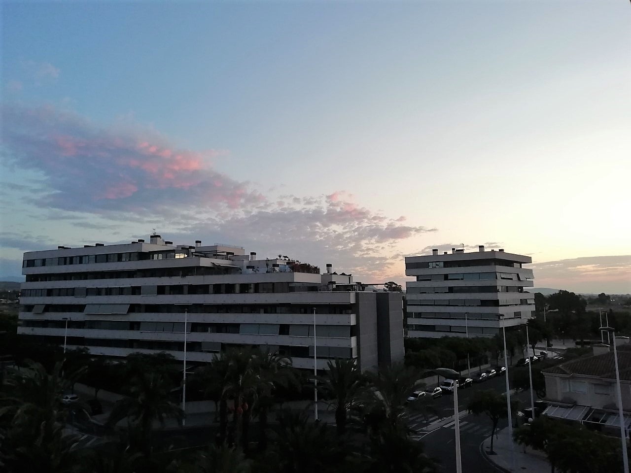 El sol apura su presencia en el cielo de Elche, Crevillent y Santa Pola antes de la llegada de la gota fría El sol apura su presencia en el cielo de Elche, Crevillent y Santa Pola antes de la llegada de la gota fría