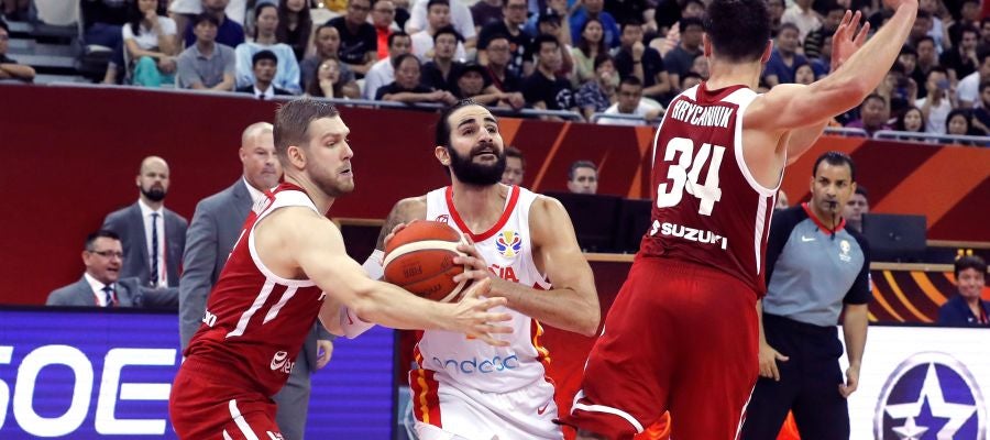 Ricky Rubio penetra a canasta en el partido frente a Polonia Ricky Rubio penetra a canasta en el partido frente a Polonia