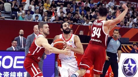 Ricky Rubio penetra a canasta en el partido frente a Polonia