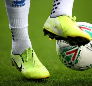 Un jugador de fútbol controla el balón Un jugador de fútbol controla el balón