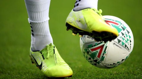 Un jugador de f&uacute;tbol controla el bal&oacute;n