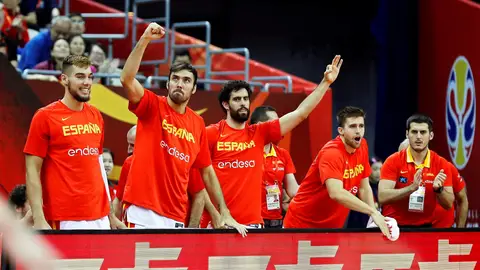 El banquillo de la Selección española celebra una canasta El banquillo de la Selección española celebra una canasta