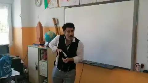 Agustín Jiménez hace reír a los alumnos con su mofeta Enriqueta Agustín Jiménez hace reír a los alumnos con su mofeta Enriqueta