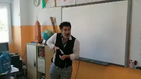 Agustín Jiménez hace reír a los alumnos con su mofeta Enriqueta