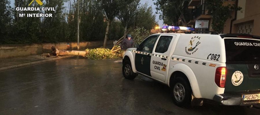 La Guardia Civil atendiendo una urgencia en Baleares, por los efectos de la DANA. La Guardia Civil atendiendo una urgencia en Baleares, por los efectos de la DANA.