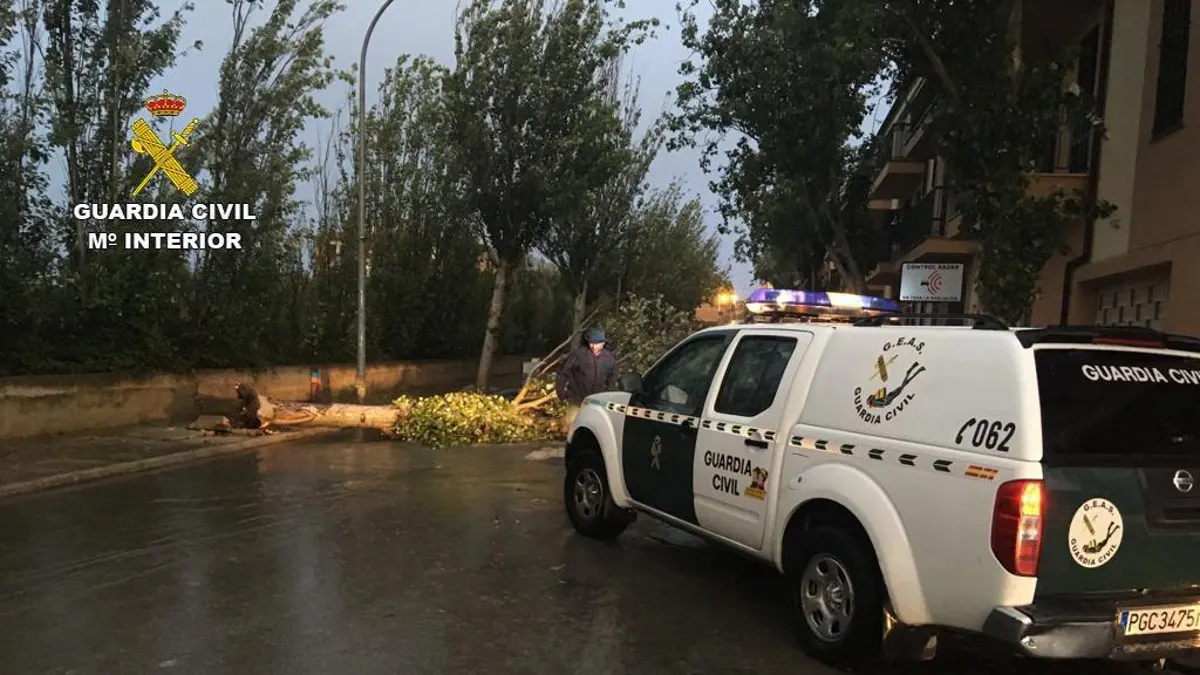 Energizar acidez Mecánicamente La Guardia Civil rescata a 17 personas en peligro por las fuertes lluvias |  Onda Cero Radio