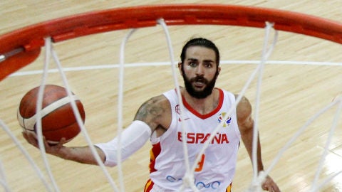 Ricky Rubio mira a la canasta