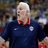 Popovich da instrucciones a sus jugadores durante el partido del Team USA Popovich da instrucciones a sus jugadores durante el partido del Team USA