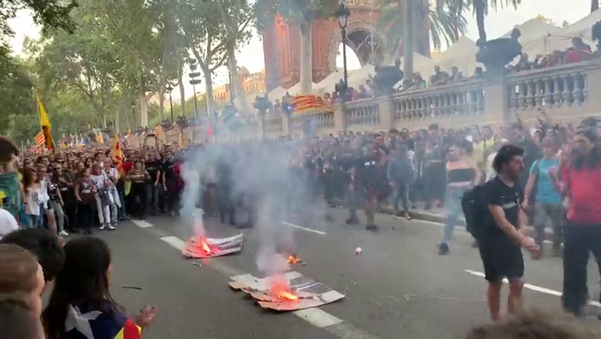 Altercados durante una concentración independentista ante el Parlament Altercados durante una concentración independentista ante el Parlament