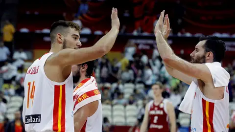 Willy y Rudy se felicitan tras la victoria de la seleccióne spañola Willy y Rudy se felicitan tras la victoria de la seleccióne spañola