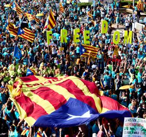 Miles de personas se concentran en la plaza de España de Barcelona durante la manifestación independentista convocada este miércoles por la Asamblea Nacional Catalana (ANC) con motivo de la Diada. Miles de personas se concentran en la plaza de España de Barcelona durante la manifestación independentista convocada este miércoles por la Asamblea Nacional Catalana (ANC) con motivo de la Diada.