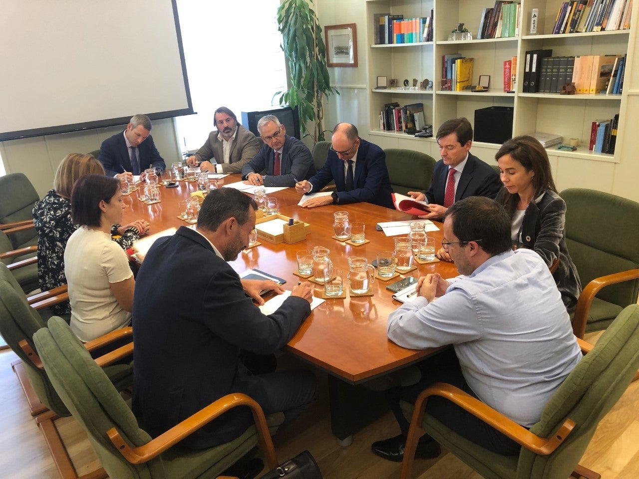 Fomento proyecta la realización de pruebas de seguridad con trenes de pasajeros en la línea del AVE de Elche Fomento proyecta la realización de pruebas de seguridad con trenes de pasajeros en la línea del AVE de Elche