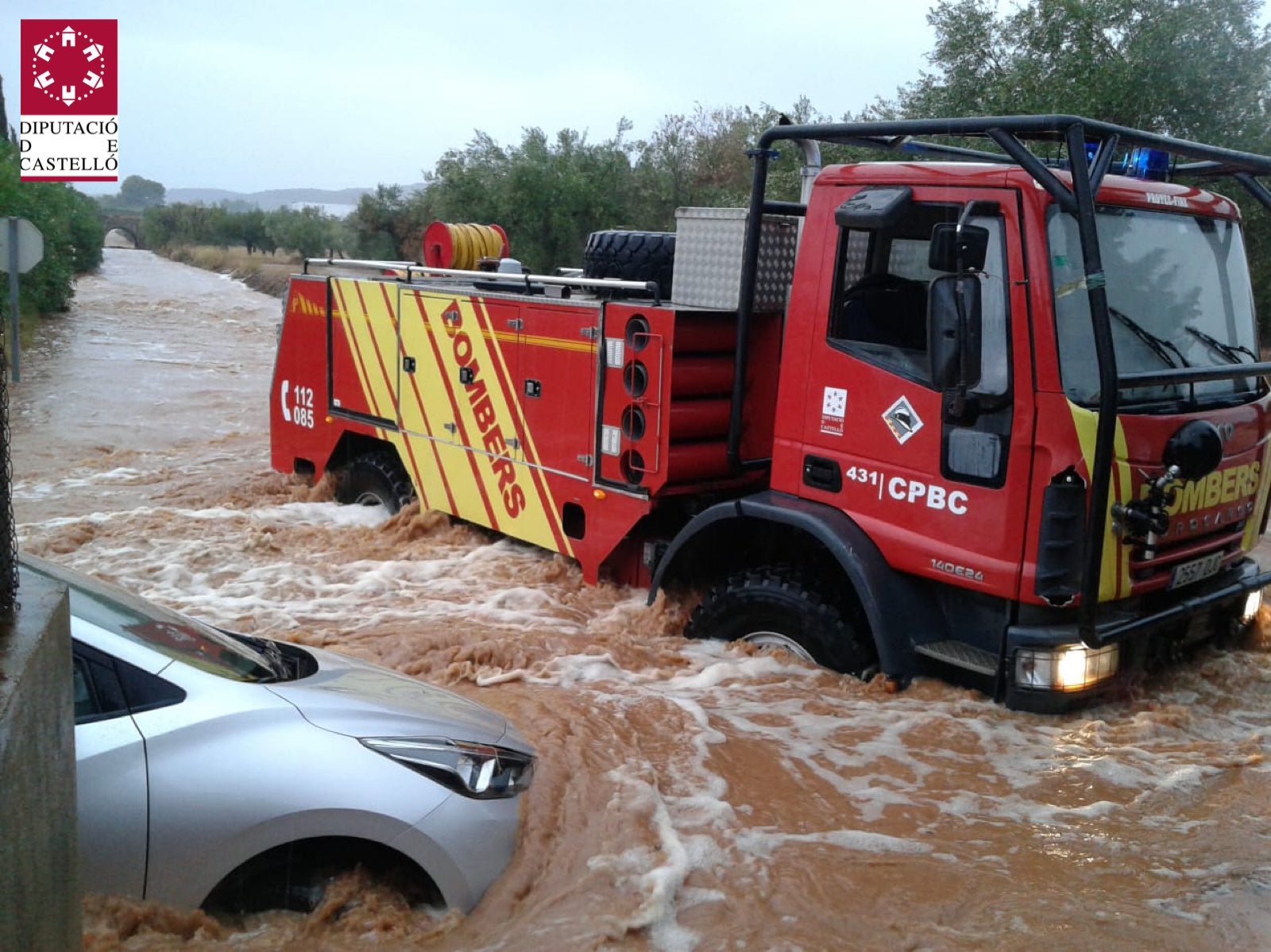 Los bomberos rescatan a una mujer atrapada en su coche en Nules Los bomberos rescatan a una mujer atrapada en su coche en Nules