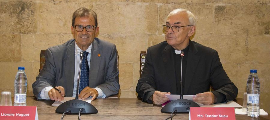 El rector de la UIB, Llorenç Huguet, y el obispo de Mallorca, Sebastià Taltavull, firman un convenio. El rector de la UIB, Llorenç Huguet, y el obispo de Mallorca, Sebastià Taltavull, firman un convenio.