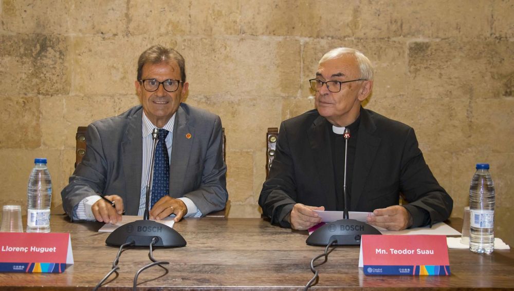 El rector de la UIB, Llorenç Huguet, y el obispo de Mallorca, Sebastià Taltavull, firman un convenio.