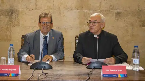 El rector de la UIB, Llorenç Huguet, y el obispo de Mallorca, Sebastià Taltavull, firman un convenio. Seu de Mallorca