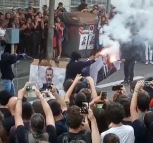 Los radicales queman fotos del Rey y Macron tras la manifestación de la Diada Los radicales queman fotos del Rey y Macron tras la manifestación de la Diada
