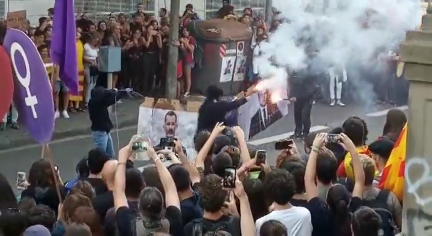Agreden a una periodista con una piedra mientras realiza un directo en la Diada Agreden a una periodista con una piedra mientras realiza un directo en la Diada