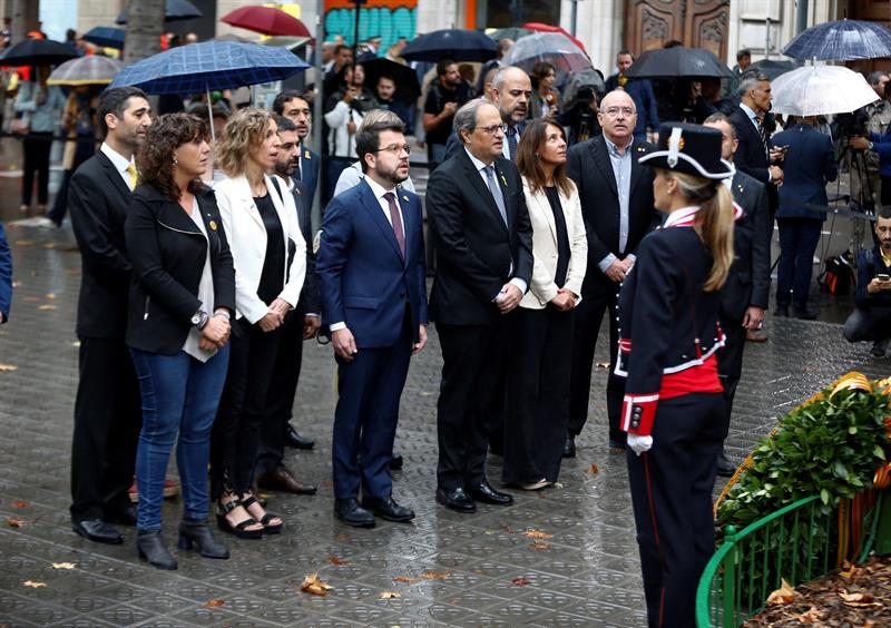 Se escucha el himno de España en la ofrenda floral de la celebración de la Diada Se escucha el himno de España en la ofrenda floral de la celebración de la Diada