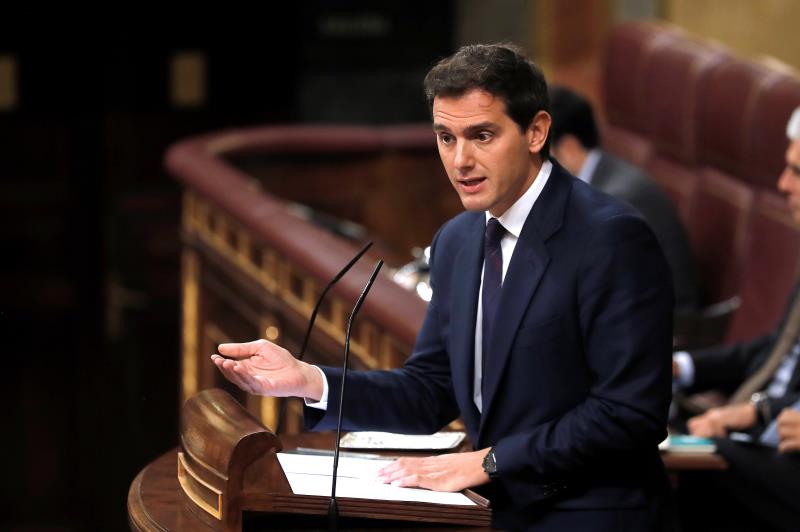 Rivera recuerda a Sánchez que es él quien va "de la mano" de Otegi y Torra Rivera recuerda a Sánchez que es él quien va "de la mano" de Otegi y Torra