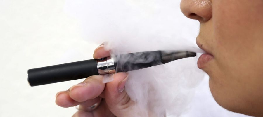 Los cigarrillos electrónicos son una moda popular entre los jóvenes Los cigarrillos electrónicos son una moda popular entre los jóvenes