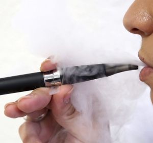 Los cigarrillos electrónicos son una moda popular entre los jóvenes Los cigarrillos electrónicos son una moda popular entre los jóvenes