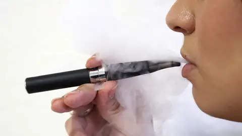 Los cigarrillos electrónicos en los jóvenes Los cigarrillos electrónicos en los jóvenes