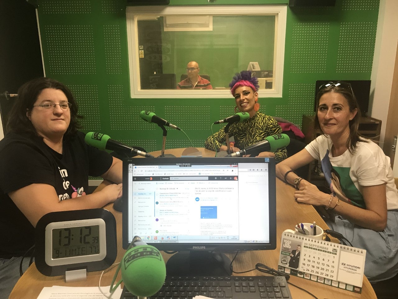Tertulia en Feminino en Más de Uno Ourense Tertulia en Feminino en Más de Uno Ourense