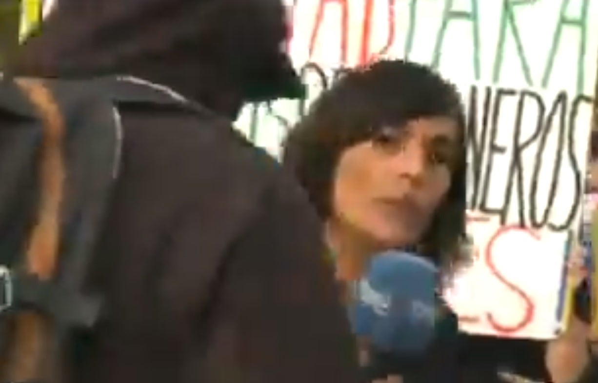 Ángela García, periodista agredida en la Diada: "Los mossos identificaron a dos personas, pero no nos consta ninguna detención" Ángela García, periodista agredida en la Diada: "Los mossos identificaron a dos personas, pero no nos consta ninguna detención"