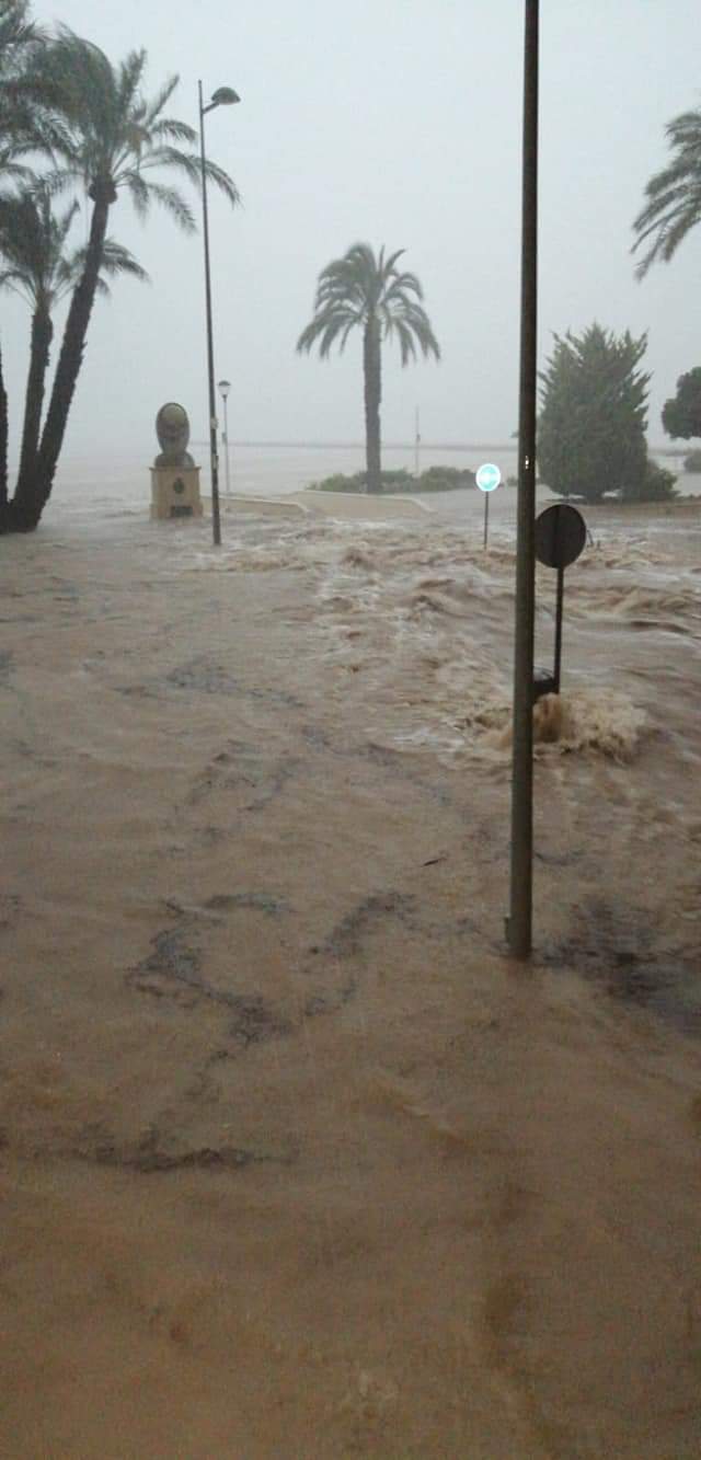 Las lluvias torrenciales de la DANA desbordan Santa Pola y el ayuntamiento pide la colaboración ciudadana para disponer de 4x4 para rescatar personas atrapadas Las lluvias torrenciales de la DANA desbordan Santa Pola y el ayuntamiento pide la colaboración ciudadana para disponer de 4x4 para rescatar personas atrapadas