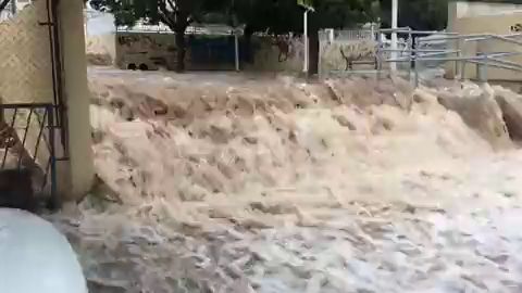 Una espectacular riada inunda la zona del Bochiot, en Santa Pola