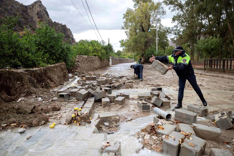 El delegado del Gobierno en Murcia: "Tememos que haya lluvias torrenciales en el centro de la ciudad o Beniel" El delegado del Gobierno en Murcia: "Tememos que haya lluvias torrenciales en el centro de la ciudad o Beniel"