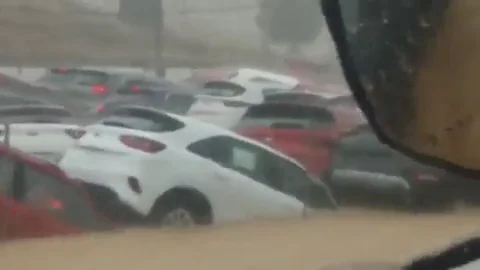 Decenas de coches, sepultados por el agua en Orihuela por los efectos de la gota fría Decenas de coches, sepultados por el agua en Orihuela por los efectos de la gota fría