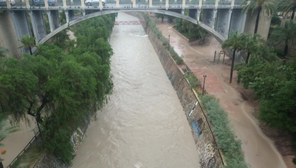 Rambla del río Vinalopó a su paso por Elche durante la gota fría. Rambla del río Vinalopó a su paso por Elche durante la gota fría.