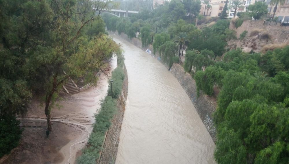 Rambla del río Vinalopó a su paso por Elche durante la gota fría.